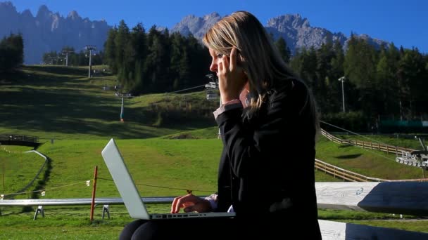 Geschäftsfrau am Telefon — Stockvideo