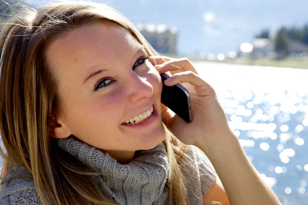Cute girl on the phone in the mountain — Stock Photo, Image