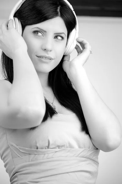 Black and white portrait of beautiful woman listening music — Stock Photo, Image