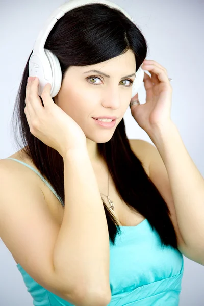 Linda mulher ouvindo música com fones de ouvido feliz — Fotografia de Stock