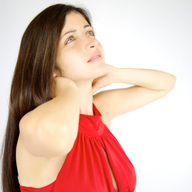 Esmer kadın modeli duygu sırt ağrısı gribi ile