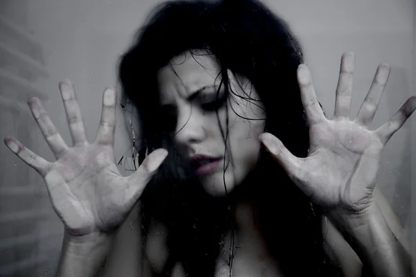 Kadın mahkum yardım istiyor