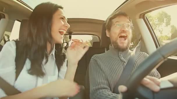 Mujer y hombre bailando en coche — Vídeos de Stock