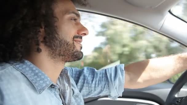 Homme voiture de conduite — Video