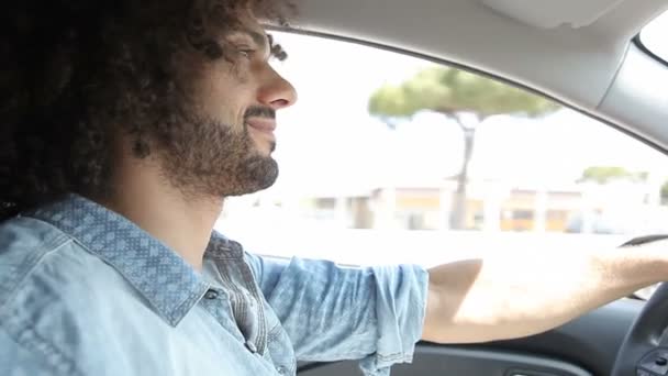 Mann fährt Auto und wird nervös — Stockvideo
