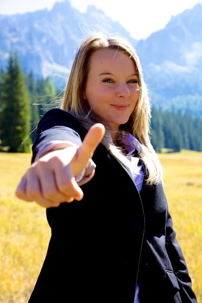 Kobieta szczęśliwa biznes w góry kciuk — Zdjęcie stockowe