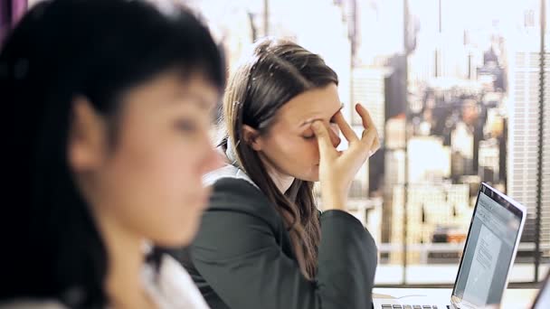 Zakelijke vrouwen werken in office — Stockvideo