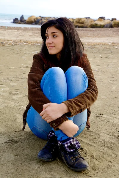 Young woman enjoying beach in autumn — Stock Photo, Image