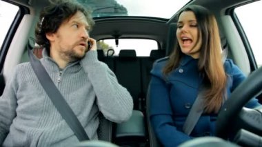 Araba kullanan kadın.