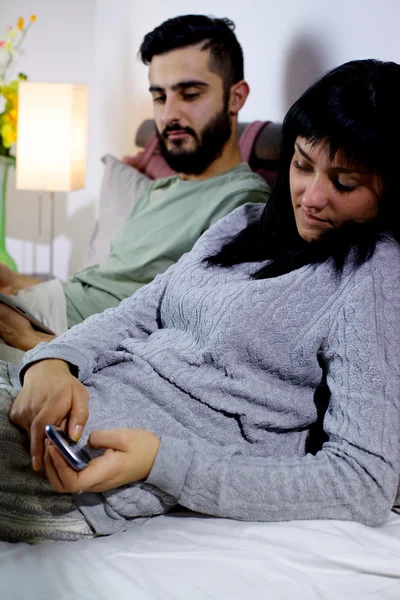 Femme cachant un message texte de son petit ami — Photo
