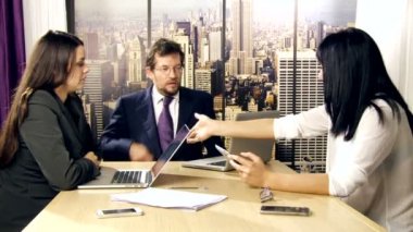 Ofiste iş toplantısı