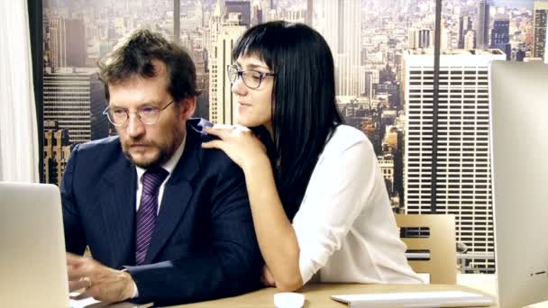 Secretário flertando com seu chefe — Vídeo de Stock