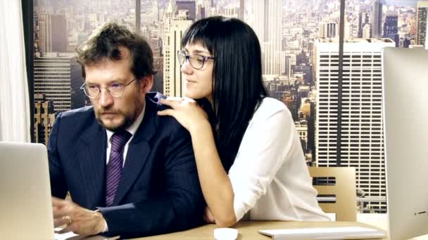 Secretaria coqueteando con su jefe — Vídeos de Stock