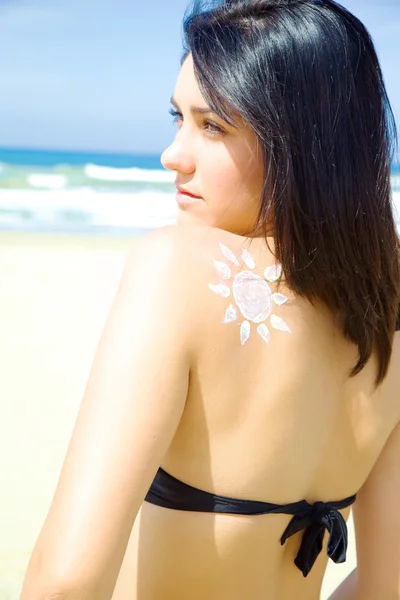 Ernstige vrouwelijke model poseren op het strand — Stockfoto