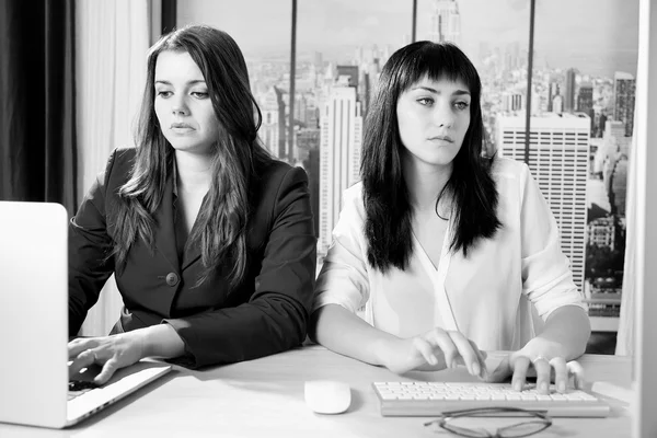 Femmes d'affaires travaillant dans le bureau — Photo