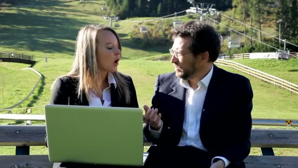 Mujer de negocios y hombre discutiendo proyecto — Vídeo de stock