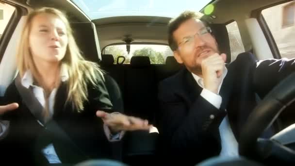 Business man and woman singing in car — Stock Video