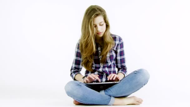 Menina conversando com tablet — Vídeo de Stock