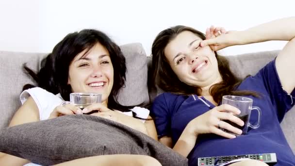 Дівчата дивляться дурну телевізійну програму — стокове відео