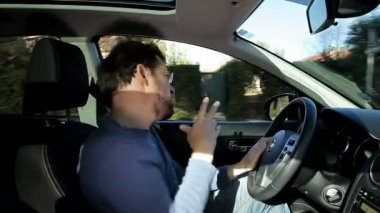 Öfkeli adam sürüş