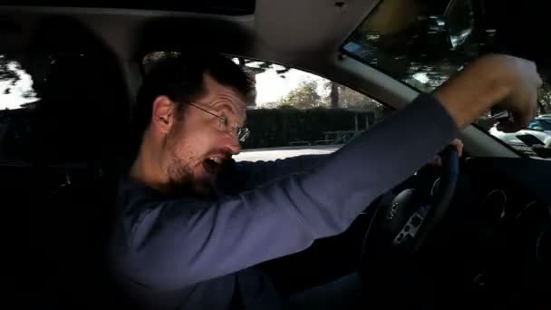 Wściekły mężczyzna jazdy — Wideo stockowe