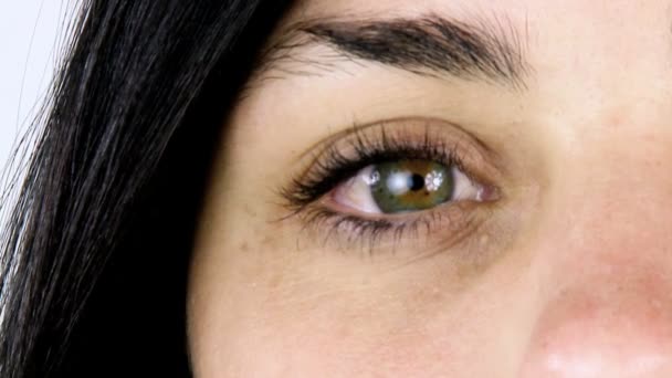 Un hermoso ojo verde — Vídeos de Stock