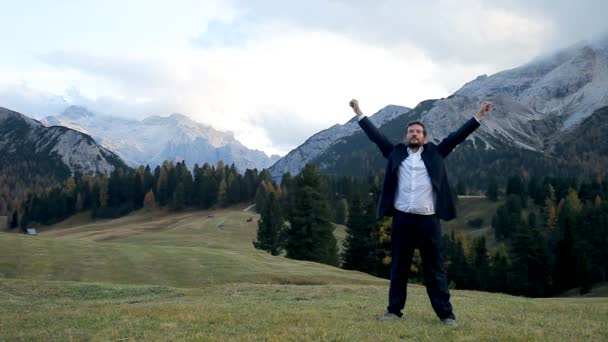 Bello uomo godendo di libertà — Video Stock