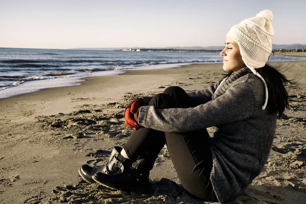 Felice bella ragazza godendo spiaggia in inverno con cappello — Foto Stock