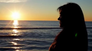 Mutlu kadın izlerken günbatımı