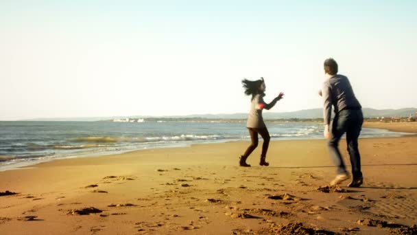 Par som spelar på stranden — Stockvideo