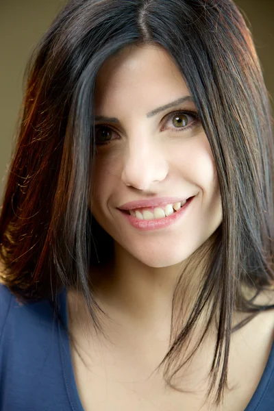 Closeup of fresh smiling pretty brunette smiling — Stock Photo, Image