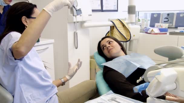 Dentista feminina conversando com paciente — Vídeo de Stock