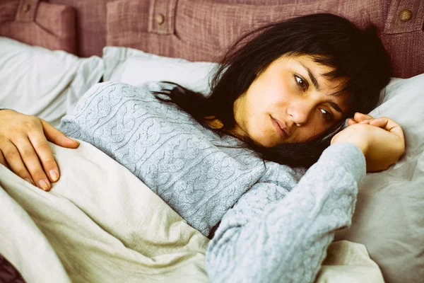 Portrait de femme triste couchée au lit après avoir rompu avec son petit ami — Photo