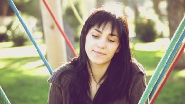 Güzel kadın kameraya bakıyor