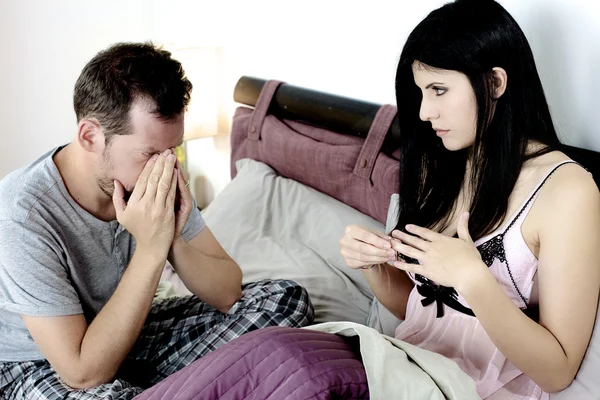 Woman ready to give back engagement ring to boyfriend breaking up — Stock Photo, Image