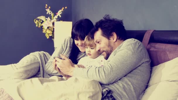 Los padres con niña pequeña están jugando — Vídeos de Stock