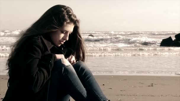 Genç kız üzgün — Stok video