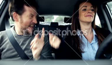 İki arabaya dans aşk içinde