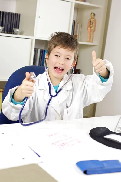 Ребенок играет, чтобы быть врачом — стоковое фото