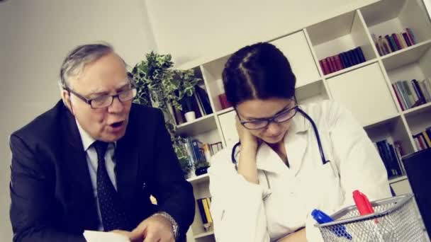 Lékaři v ordinaci — Stock video