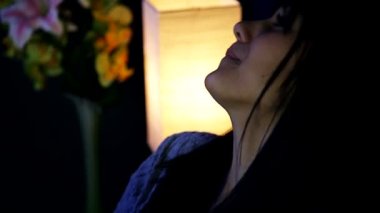 Üzgün çaresiz genç kadın