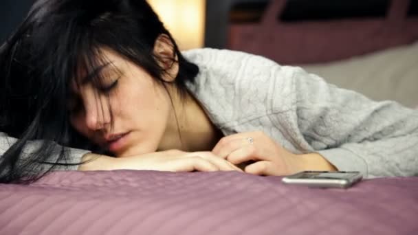 Jeune femme dormir dans le lit — Video