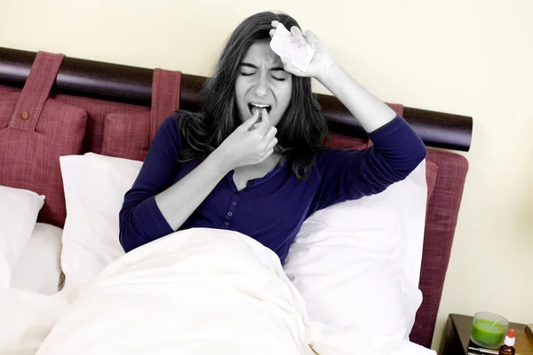 Olycklig kvinna tar medicin för huvudvärk — Stockfoto