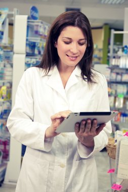 Eczacı eczane tablet ile çalışma