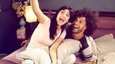 Eğleniyor çift selfie alarak