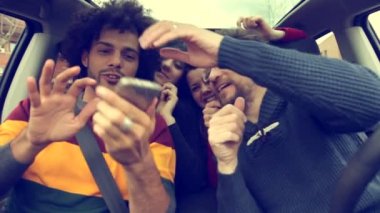 Dört kişi selfie alarak