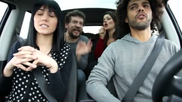 Mooie mensen in auto — Stockvideo