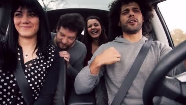 Schöne Menschen im Auto — Stockvideo