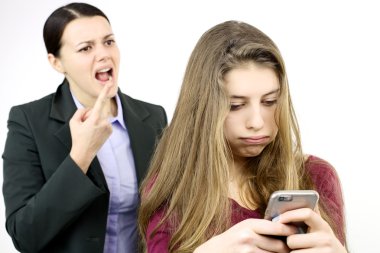 Cep telefonu ile oynarken annesi bağırıyor kızı