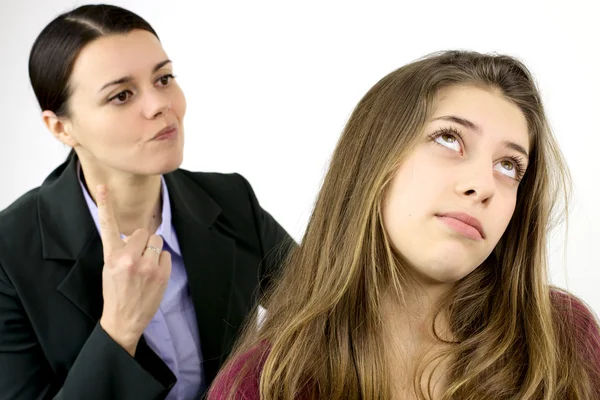 Jonge vrouwelijke tiener geërgerd door boos moeder Rechtenvrije Stockfoto's